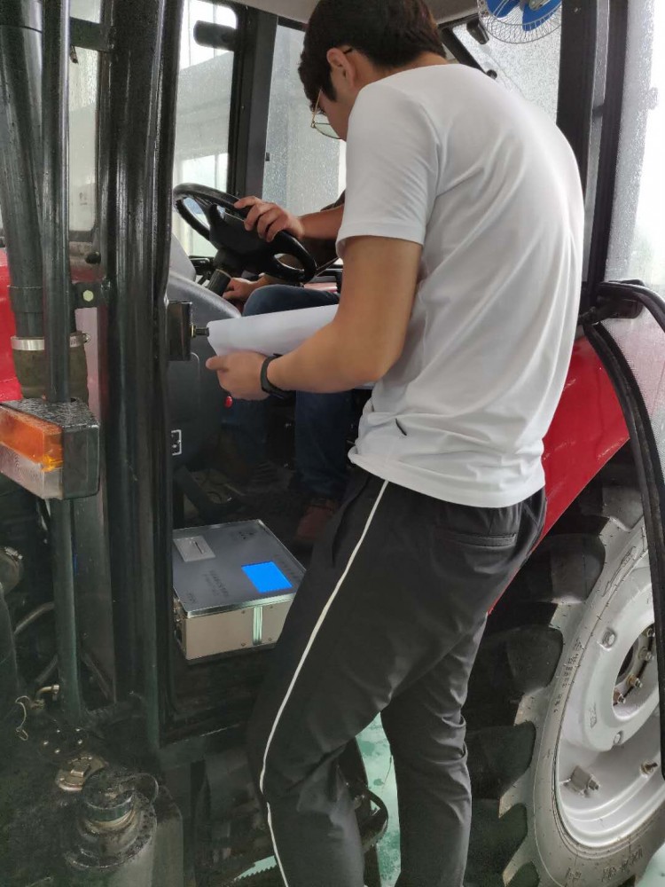 拖拉機(jī)檢測(cè)現(xiàn)場(chǎng)